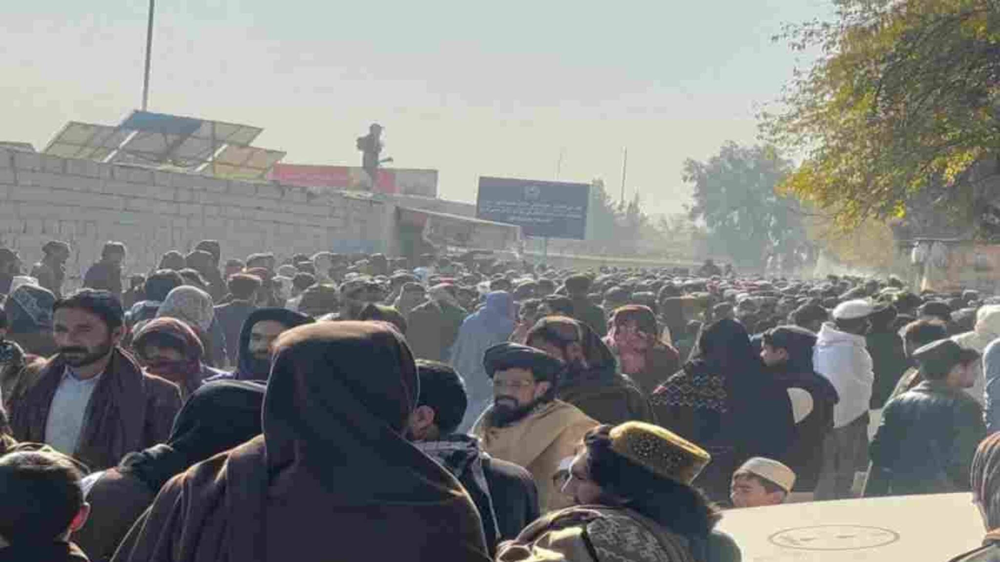 അഫ്‌ഗാനിസ്ഥാനിൽ തന്റെ കുടുംബത്തെ കൂട്ടക്കൊല ചെയ്ത പ്രതിയുടെ വധശിക്ഷ നടപ്പിലാക്കിയത് 13കാരൻ, കാണാനെത്തിയത് 80,000 പേർ