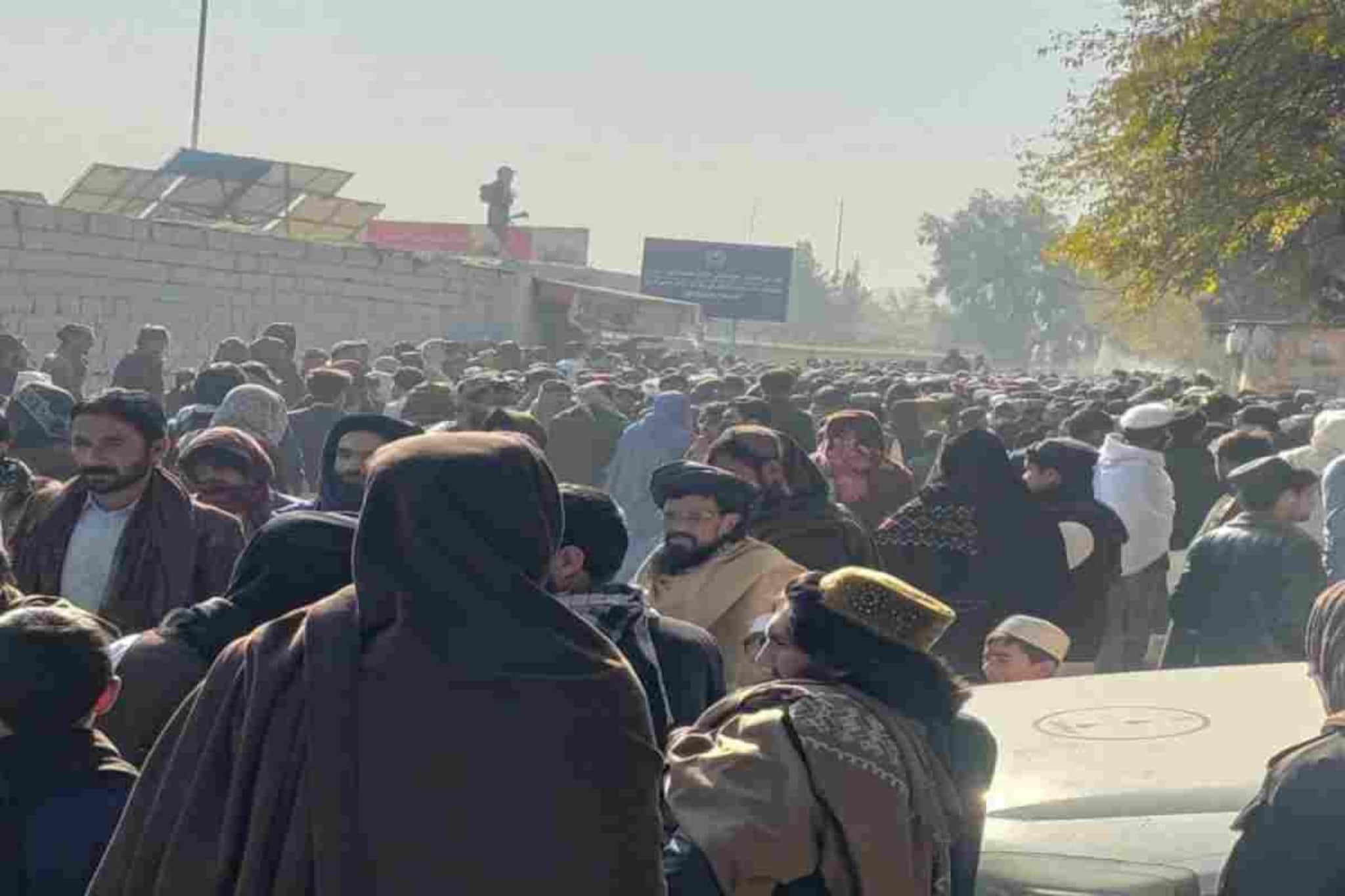 അഫ്‌ഗാനിസ്ഥാനിൽ തന്റെ കുടുംബത്തെ കൂട്ടക്കൊല ചെയ്ത പ്രതിയുടെ വധശിക്ഷ നടപ്പിലാക്കിയത് 13കാരൻ, കാണാനെത്തിയത് 80,000 പേർ