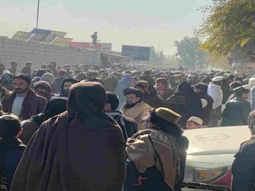 വധശിക്ഷ നടപ്പാക്കുനന്ത് കാണാൻ തടിച്ചുകൂടിയ ജനക്കൂട്ടം  (Photo: X)