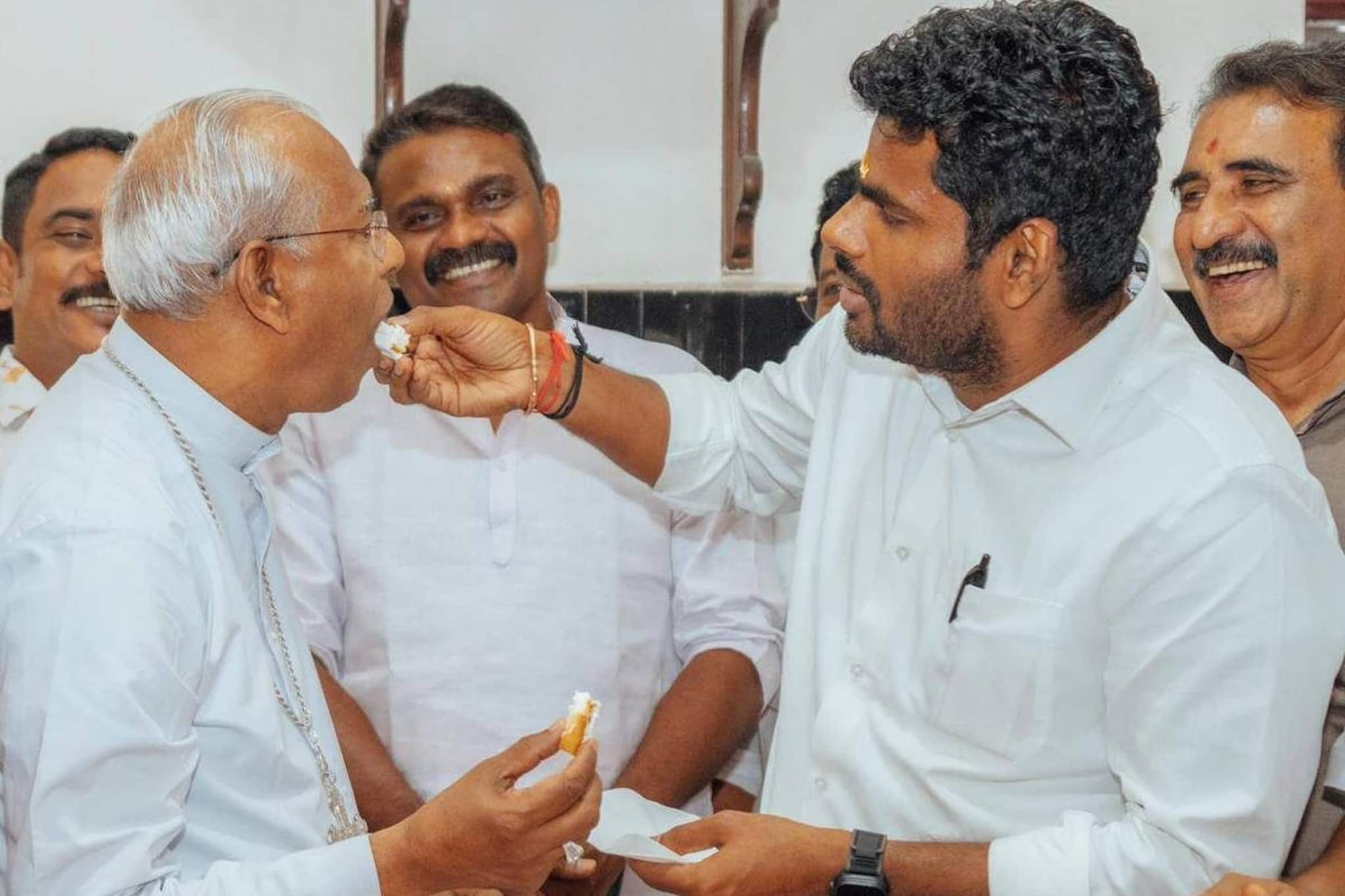 അണ്ണാമലൈ ബിഷപ്പ് മാര്‍ ആന്‍ഡ്രൂസ് താഴത്തിനെ കണ്ട് ക്രിസ്മസ് കേക്ക് മുറിച്ച് ആശംസകള്‍ നേർന്നു