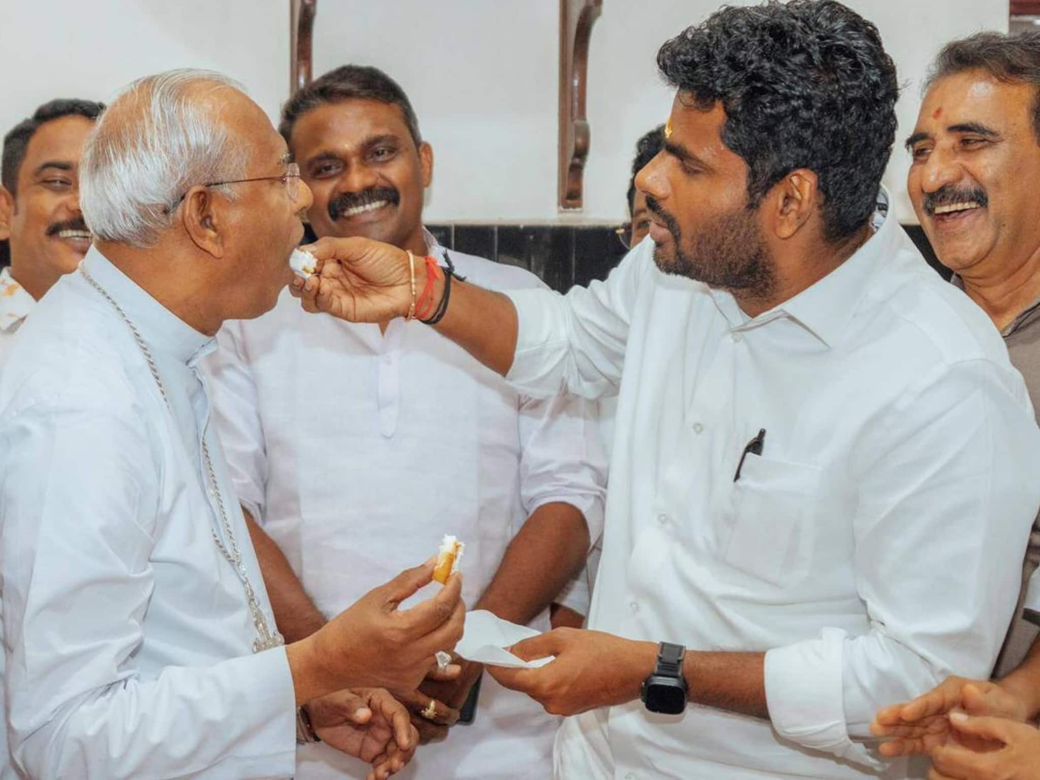 അണ്ണാമലൈ ബിഷപ്പ് മാര്‍ ആന്‍ഡ്രൂസ് താഴത്തിനെ കണ്ട് ക്രിസ്മസ് കേക്ക് മുറിച്ച് ആശംസകള്‍ നേർന്നു