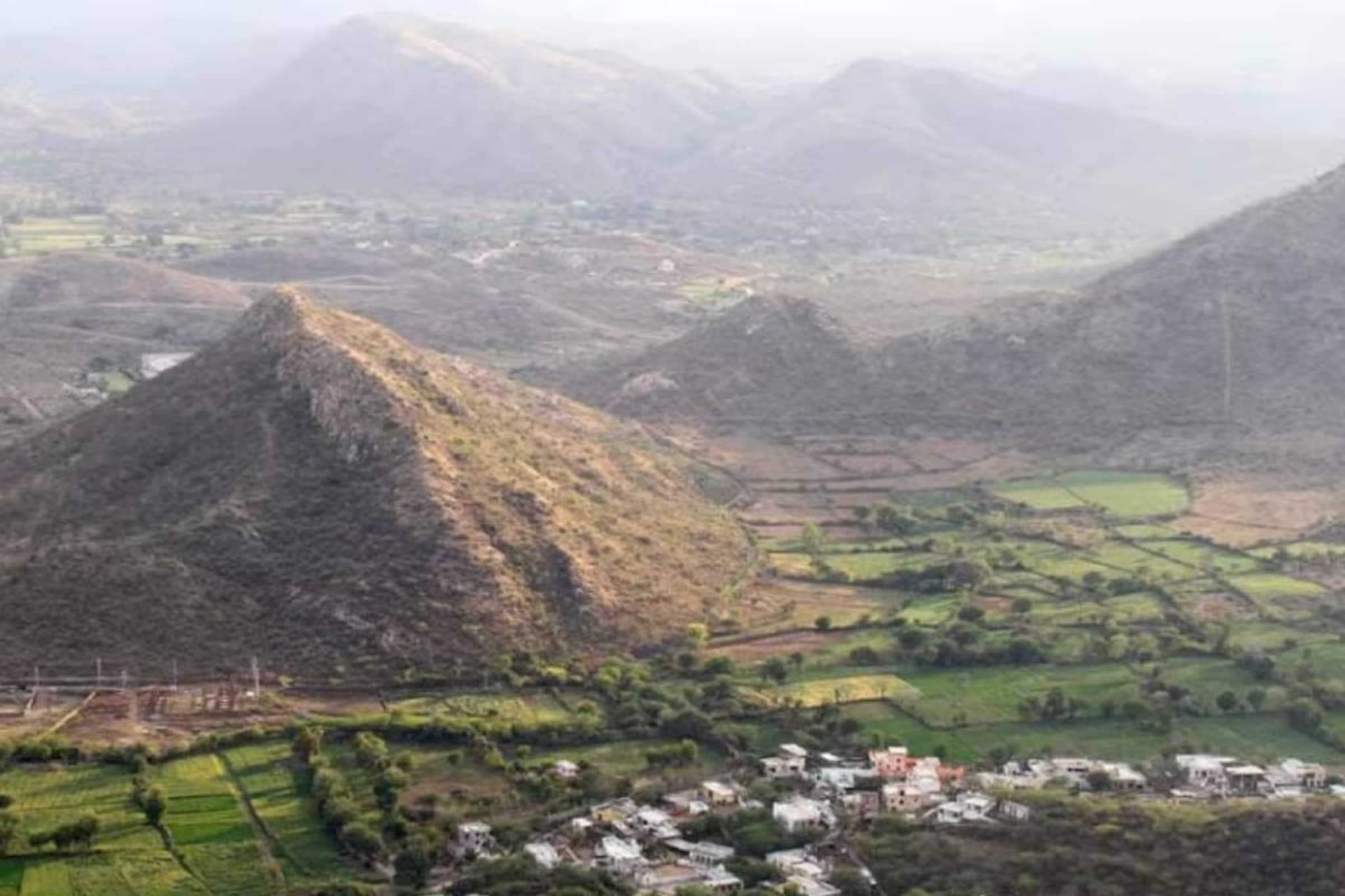 ആരവല്ലി മലനിരകളിൽ‌ ഖനനം നിര്‍ത്തുമോ അതോ തുടരാന്‍ അനുവദിക്കുമോ എന്ന് വ്യക്തമാക്കണമെന്ന് കേന്ദ്രത്തോട് സുപ്രീംകോടതി