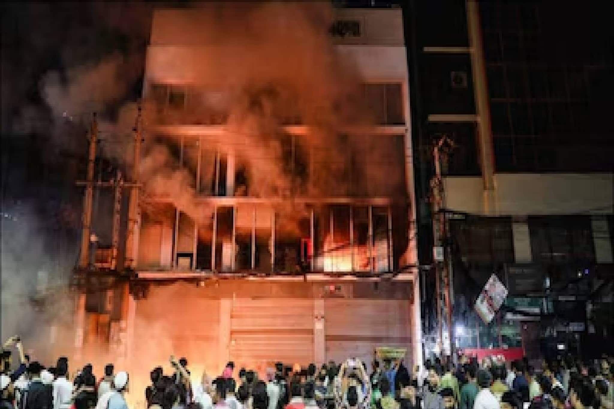 ബംഗ്ലാദേശില് ഹിന്ദുവിനെ തല്ലികൊന്നു മരത്തില് കെട്ടിത്തൂക്കി കത്തിച്ചു : ശാന്തത പാലിക്കണമെന്ന് ഇടക്കാല സര്ക്കാര് ബംഗ്ലാദേശില് ഹിന്ദുവിനെ തല്ലികൊന്നു മരത്തില് കെട്ടിത്തൂക്കി കത്തിച്ചു : ശാന്തത പാലിക്കണമെന്ന് ഇടക്കാല സര്ക്കാര്