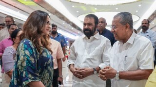 ഭാവനയുമായി കുശലാന്വേഷണം നടത്തുന്ന മുഖ്യമന്ത്രി. ഒപ്പം മന്ത്രി വി. ശിവൻകുട്ടി ഭാവനയുമായി കുശലാന്വേഷണം നടത്തുന്ന മുഖ്യമന്ത്രി. ഒപ്പം മന്ത്രി വി. ശിവൻകുട്ടി