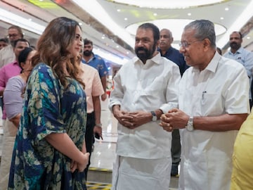 ഭാവനയുമായി കുശലാന്വേഷണം നടത്തുന്ന മുഖ്യമന്ത്രി. ഒപ്പം മന്ത്രി വി. ശിവൻകുട്ടി ഭാവനയുമായി കുശലാന്വേഷണം നടത്തുന്ന മുഖ്യമന്ത്രി. ഒപ്പം മന്ത്രി വി. ശിവൻകുട്ടി