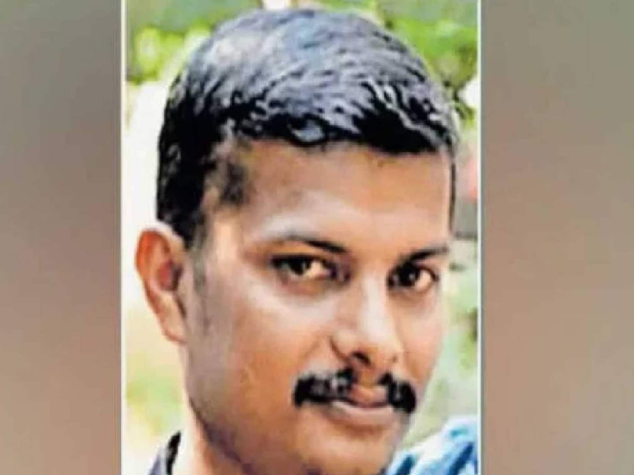 ബൈക്ക് ഓടിക്കുന്നതിനിടെ തലയിൽ തേങ്ങ വീണു; നിയന്ത്രണം വിട്ട് താഴ്ചയിലേക്ക് മറിഞ്ഞ യുവാവ് മരിച്ചു ബൈക്ക് ഓടിക്കുന്നതിനിടെ തലയിൽ തേങ്ങ വീണു; നിയന്ത്രണം വിട്ട് താഴ്ചയിലേക്ക് മറിഞ്ഞ യുവാവ് മരിച്ചു