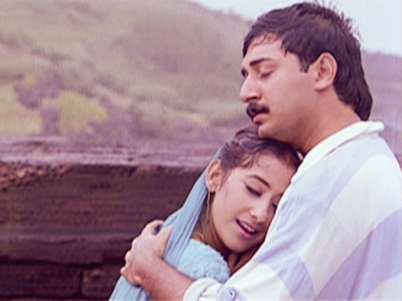 എ.ആർ. റഹ്മാന്റെ സംഗീതവും സിനിമക്ക് മാറ്റുകൂട്ടി. അദ്ദേഹത്തിന്റെ സുവർണകാലത്തെ ചിത്രങ്ങളിൽ ഒന്നായിരുന്നു ബോംബെ. ഹിന്ദി, തെലുങ്ക് ഭാഷകളിൽ ഡബ്ബ് ചെയ്ത ചിത്രം കൂടിയായിരുന്നു ഇത്. റിലീസ് കഴിഞ്ഞതും ബോംബെ വലിയ ഹിറ്റുകളിൽ ഒന്നായി മാറി. തമിഴ് ചലച്ചിത്ര ലോകത്തെ മികച്ച പണംവാരി പടങ്ങളിൽ ഒന്നായിരുന്നു 'ബോംബെ'. ഫിലാഡൽഫിയ ചലച്ചിത്ര മേള ഉൾപ്പെടെ നിരവധി മേളകളിൽ പ്രദർശിപ്പിച്ച ചിത്രമായിരുന്നു ഇത്. അവിടെ നിന്നുമെല്ലാം സിനിമയ്ക്ക് വേണ്ടത്ര പ്രോത്സാഹനം ലഭിച്ചു. എന്നിരുന്നാലും ഈ സിനിമ മലയാളത്തിൽ എടുക്കാൻ മണിരത്നം കരുതിവച്ചിരുന്നതെന്നും, അത് പിന്നീട് തമിഴിലേക്ക് പോകാൻ കാരണം ഇന്നത്തെ ഒരു പ്രശസ്ത നടൻ സിനിമ നിരസിച്ചതെന്നും വിവരമുണ്ട് (തുടർന്ന് വായിക്കുക)