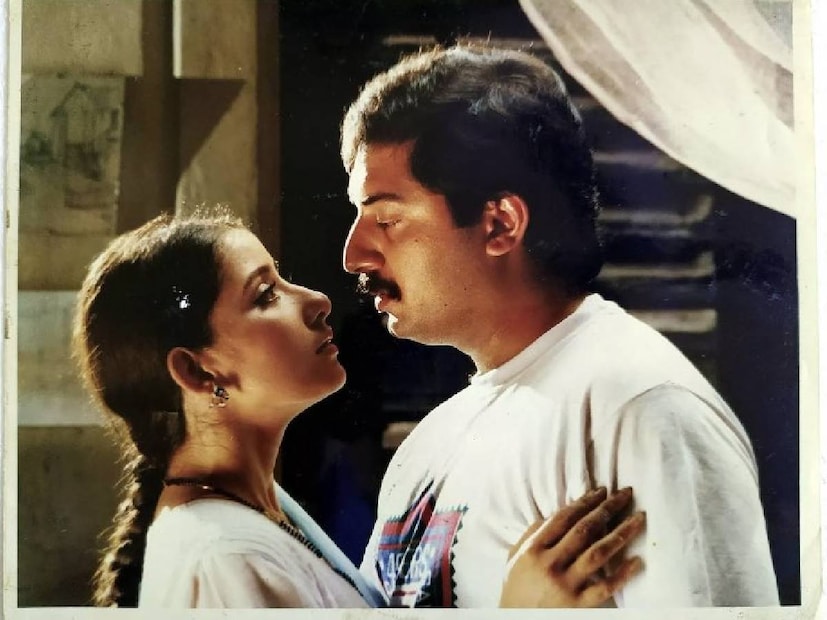 ചില മതവികാരങ്ങൾ ഉൾപ്പെട്ടതിനാൽ 'ബോംബെ' മലേഷ്യയിലും സിംഗപ്പൂരിലും നിരോധിച്ചു. ഗുരു ദത്തിന്റെ ഗാനങ്ങൾ ചിത്രീകരിച്ച രീതിയിൽ നിന്നും സത്യജിത്ത് റേയുടെ നിർമാണ ശൈലിയിൽ നിന്നും പ്രചോദനം ഉൾക്കൊണ്ടു കൂടിയാണ് 'ബോംബെ' നിർമിച്ചിട്ടുള്ളത്. കലാപത്തിന്റെ ചിത്രങ്ങളിൽ നിന്നും പുനർനിർമിച്ചവയാണ് ഈ സിനിമയിലെ കലാപരംഗങ്ങൾ. സിനിമ ഇറങ്ങിയ വേളയിൽ സംവിധായകൻ മണിരത്നത്തിന്റെ വസതിക്ക് മുന്നിൽ ബോംബ് എറിഞ്ഞിരുന്നു എന്നും റിപോർട്ടുണ്ട്. എന്നിരുന്നിട്ടും ദേശീയ പുരസ്കാരവും ഫിലിംഫെയർ പുരസ്കാരവും ഉൾപ്പെടെ നേടിയ ചിത്രമായി മാറി 'ബോംബെ'