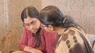 മഞ്ജിമ പി രാജു (ഇടത്)