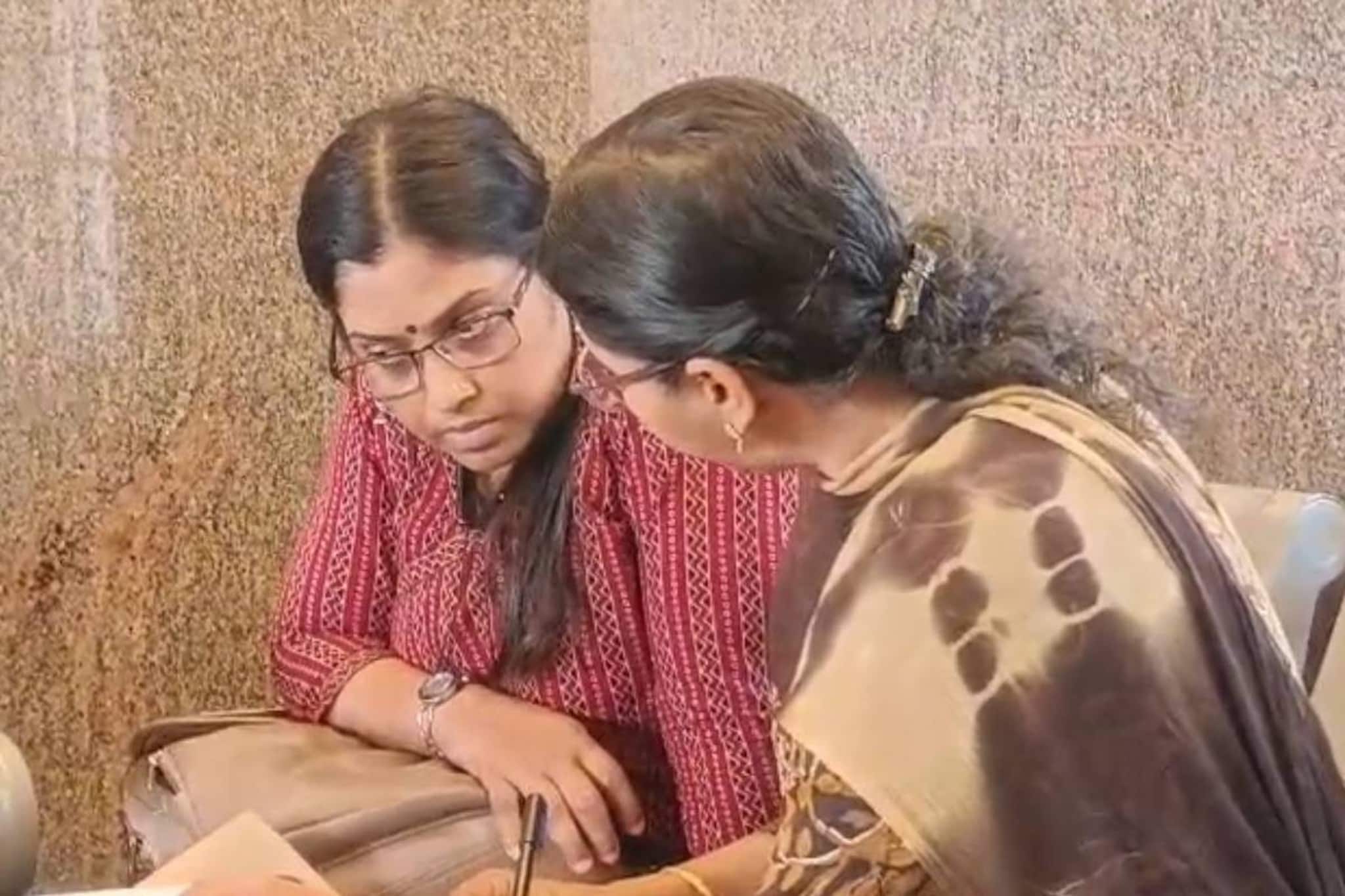 റെയിൽവേ സ്റ്റേഷനിൽ 6000 രൂപ കൈക്കൂലി വാങ്ങുന്നതിനിടെ ഇലക്ട്രിക്കല്‍ ഇന്‍സ്പെക്ടറേറ്റ് ഉദ്യോഗസ്ഥ പിടിയിൽ