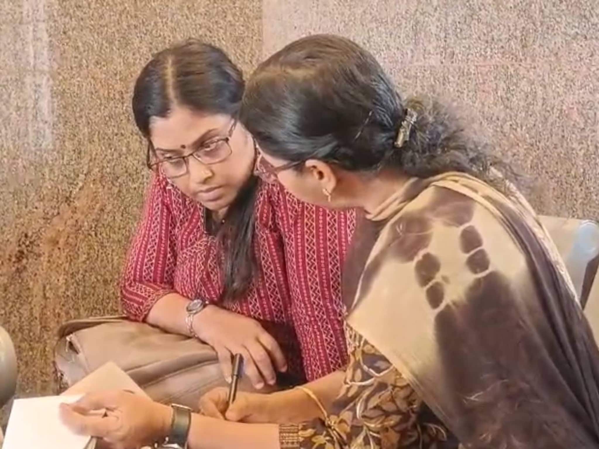 റെയിൽവേ സ്റ്റേഷനിൽ 6000 രൂപ കൈക്കൂലി വാങ്ങുന്നതിനിടെ ഇലക്ട്രിക്കല്‍ ഇന്‍സ്പെക്ടറേറ്റ് ഉദ്യോഗസ്ഥ പിടിയിൽ