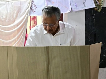 മുഖ്യമന്ത്രി വോട്ട് ചെയ്യുന്നു