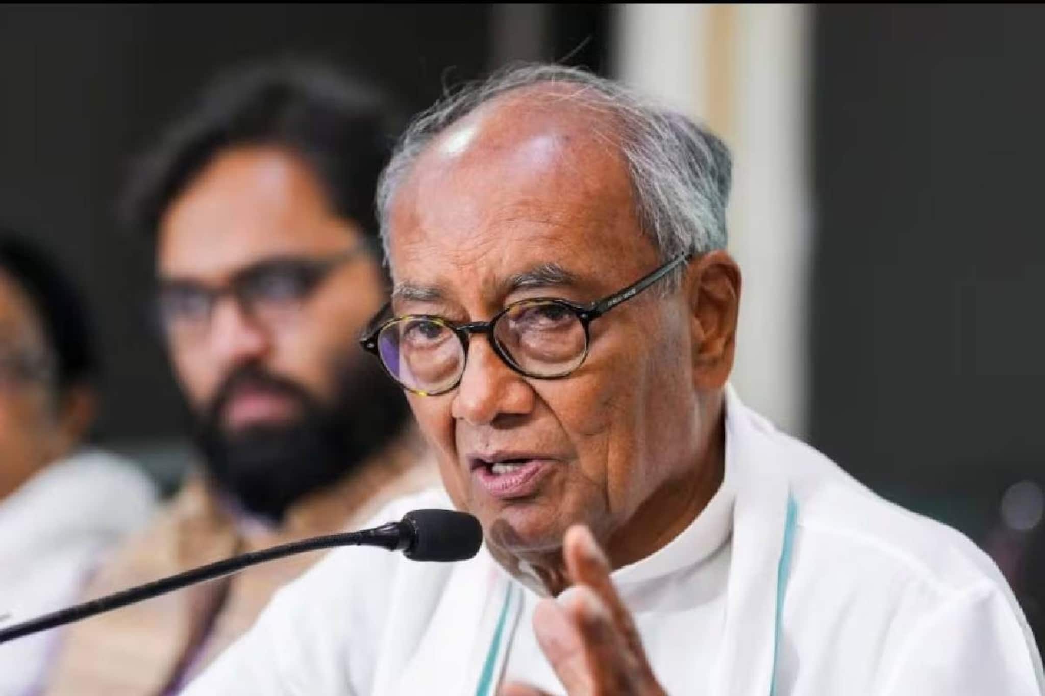 മോദിയുടെ പഴയ ഫോട്ടോ പങ്കുവച്ച് ബിജെപിയെയും ആർഎസ്എസിനെയും പ്രശംസിച്ച് മുതിർന്ന കോൺഗ്രസ് നേതാവ് ദിഗ്‌വിജയ സിംഗ്