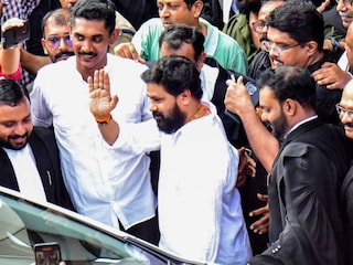 ദിലീപ് കോടതിക്ക് പുറത്തേക്ക് വന്നപ്പോൾ (Photo: PTI) ദിലീപ് കോടതിക്ക് പുറത്തേക്ക് വന്നപ്പോൾ (Photo: PTI)