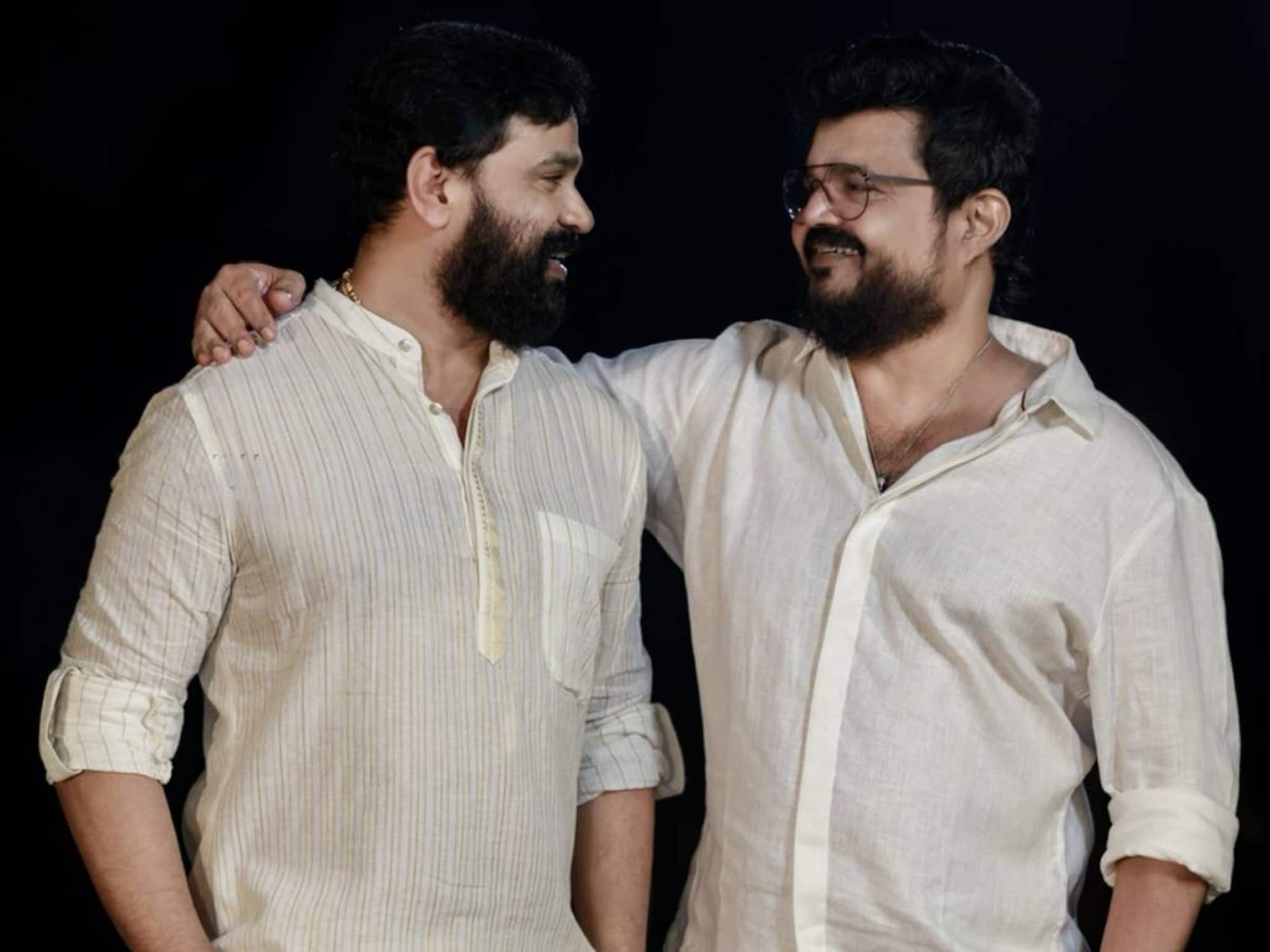 'നന്ദി ദൈവമേ, സത്യമേവ ജയതേ’; ദിലീപിനെ ചേർത്തുനിർത്തി നാദിർഷ