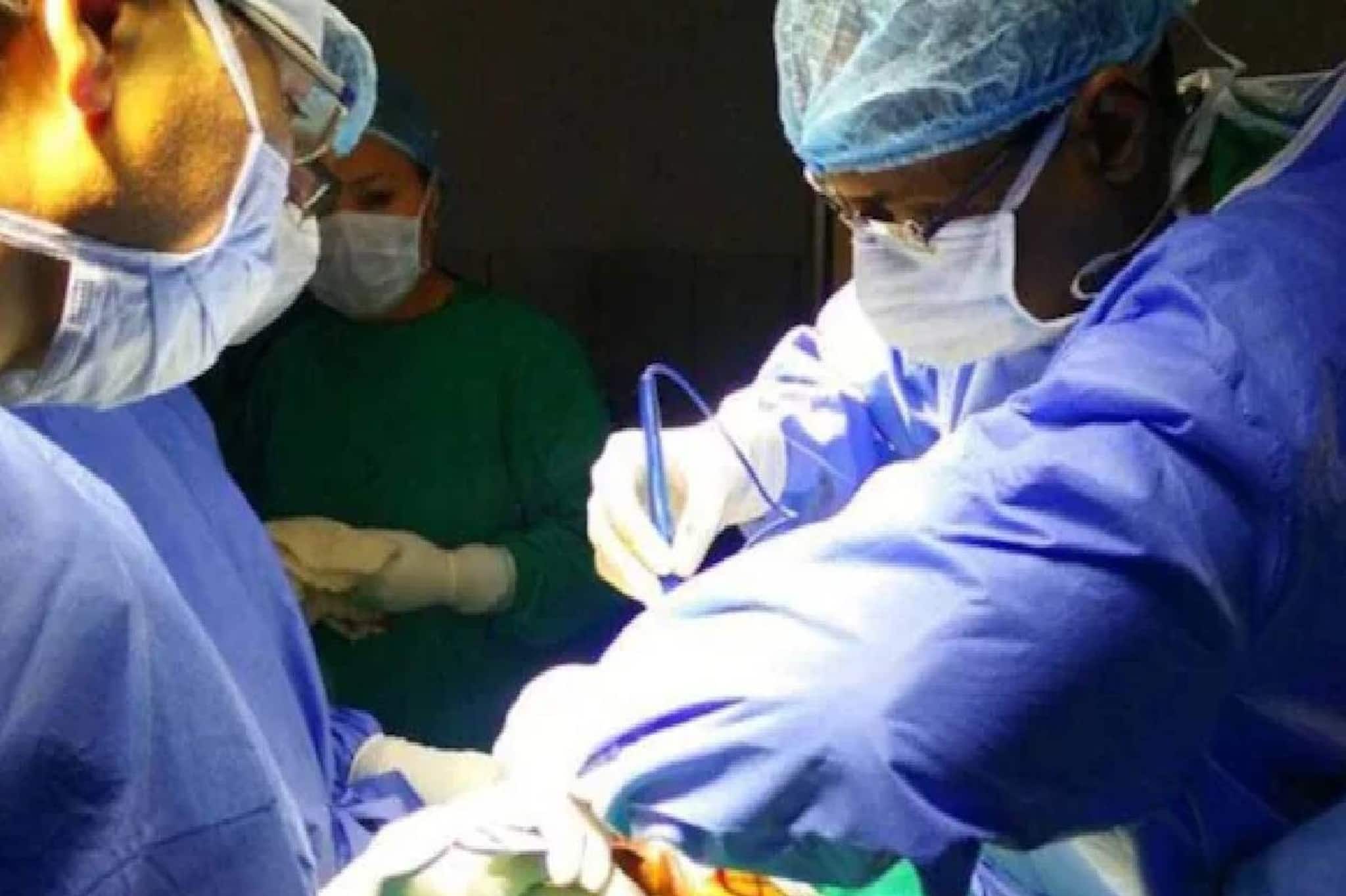 യുപിയില് വ്യാജ ഡോക്ടര് യൂട്യൂബ് നോക്കി ശസ്ത്രക്രിയ നടത്തി രോഗി മരിച്ചു യുപിയില് വ്യാജ ഡോക്ടര് യൂട്യൂബ് നോക്കി ശസ്ത്രക്രിയ നടത്തി രോഗി മരിച്ചു