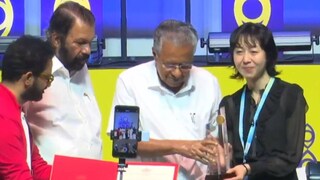 സംവിധായകനും നിര്‍മാതാക്കള്‍ക്കുമായി 20 ലക്ഷം രൂപയും പ്രശസ്തിപത്രവും മുഖ്യമന്ത്രി സമ്മാനിച്ചു