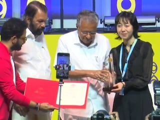 സംവിധായകനും നിര്‍മാതാക്കള്‍ക്കുമായി 20 ലക്ഷം രൂപയും പ്രശസ്തിപത്രവും മുഖ്യമന്ത്രി സമ്മാനിച്ചു