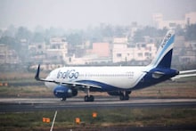 ഇൻഡിഗോയുടെ 100ൽ അധികം വിമാനങ്ങൾ റദ്ദാക്കി; ഡൽഹി, മുംബൈ ഉൾപ്പെടെ പ്രധാന വിമാനത്താവളങ്ങളിൽ യാത്രക്കാർ കുടുങ്ങി