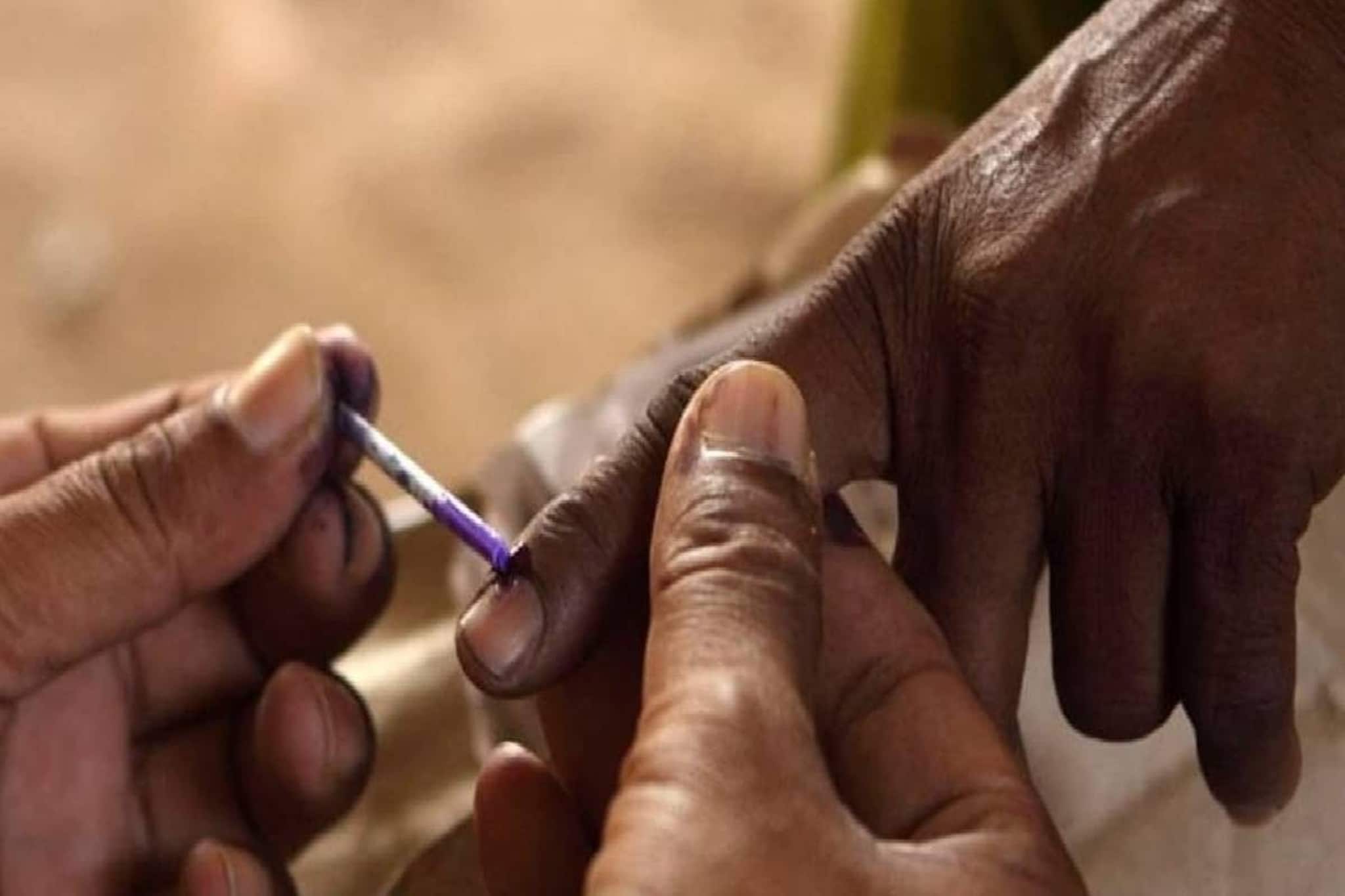 കണ്ണൂരിൽ വോട്ട് ചെയ്യാനെത്തിയ യുവാവ് കുഴഞ്ഞ് വീണ് മരിച്ചു കണ്ണൂരിൽ വോട്ട് ചെയ്യാനെത്തിയ യുവാവ് കുഴഞ്ഞ് വീണ് മരിച്ചു