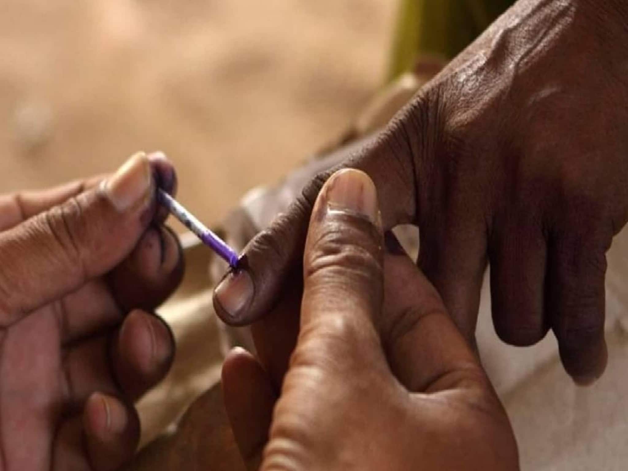 കണ്ണൂരിൽ വോട്ട് ചെയ്യാനെത്തിയ യുവാവ് കുഴഞ്ഞ് വീണ് മരിച്ചു കണ്ണൂരിൽ വോട്ട് ചെയ്യാനെത്തിയ യുവാവ് കുഴഞ്ഞ് വീണ് മരിച്ചു