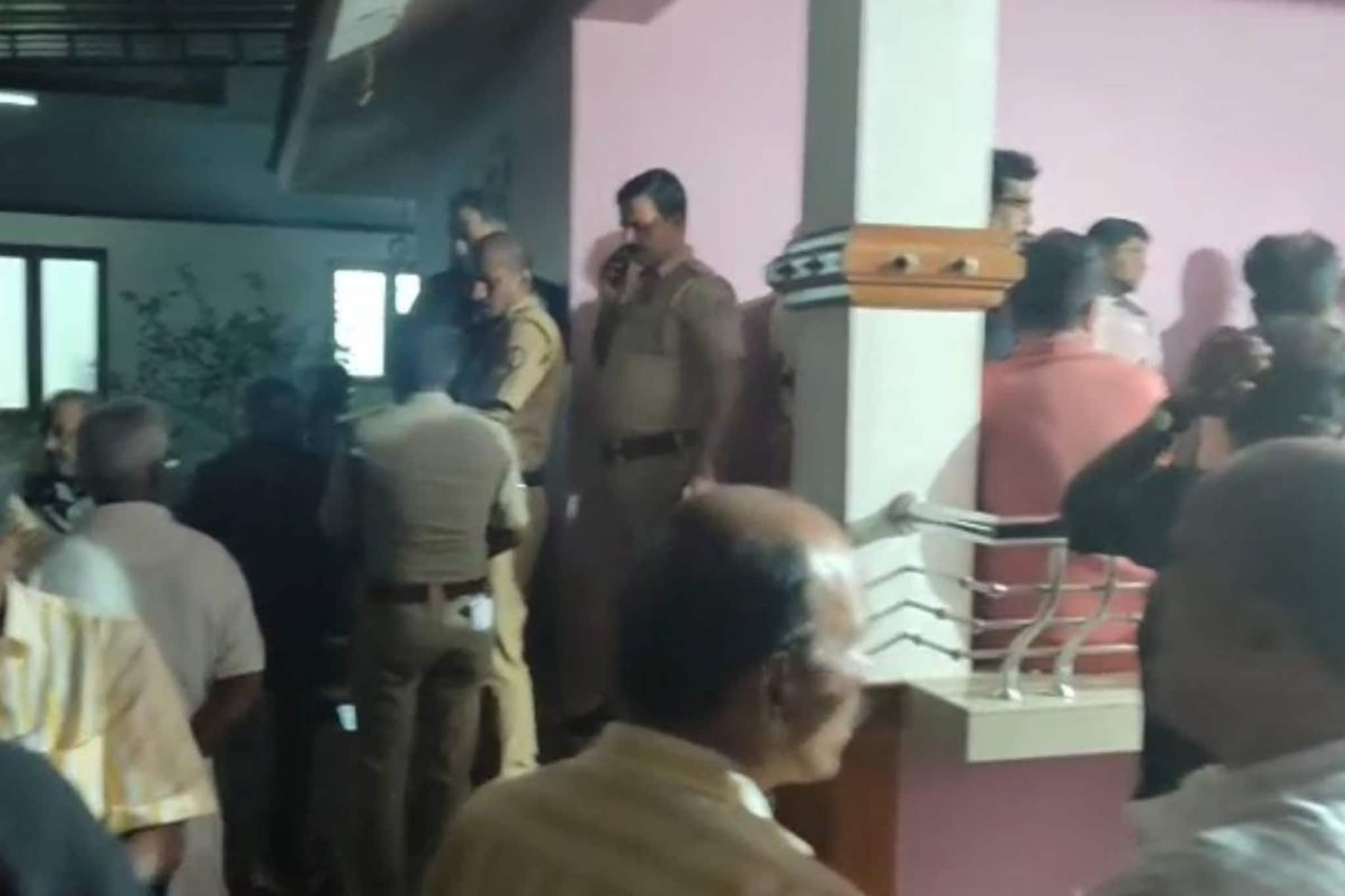 കണ്ണൂരിൽ രണ്ട് കുട്ടികൾ ഉള്‍പ്പെടെ ഒരു കുടുംബത്തിലെ നാലുപേര്‍ മരിച്ച നിലയിൽ