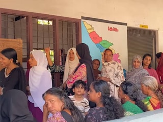 വോട്ട് ചെയ്യാനെത്തിയവരുടെ തിരക്ക്