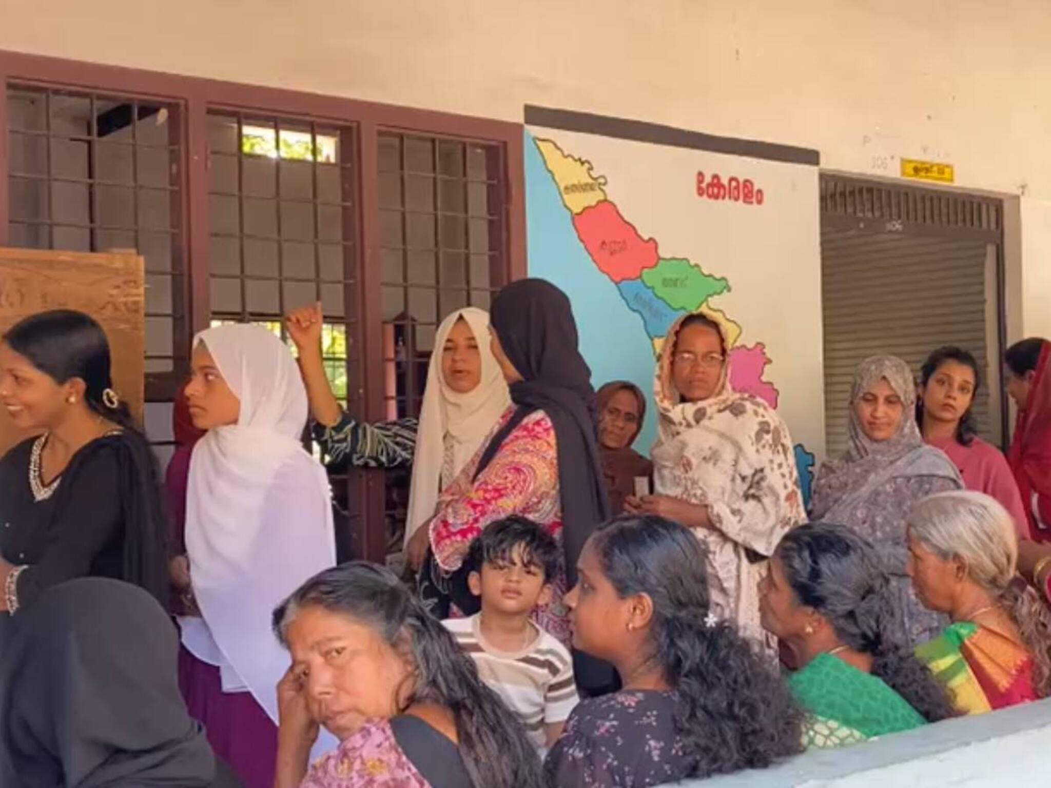 Kerala Local Body Elections 2025 Live: തദ്ദേശ തിരഞ്ഞെടുപ്പ് രണ്ടാംഘട്ട വോട്ടെടുപ്പ്; 5.20വരെ പോളിങ് ശതമാനം 74.34%