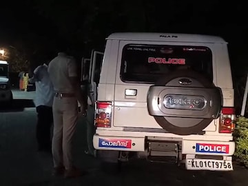 പൊലീസ് പരിശോധന നടത്തുന്നു