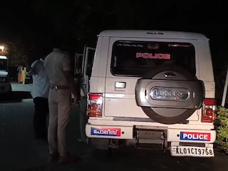 പൊലീസ് പരിശോധന നടത്തുന്നു പൊലീസ് പരിശോധന നടത്തുന്നു