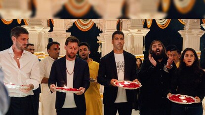 ഫുട്ബോൾ താരങ്ങൾ റോഡ്രിഗോ ഡി പോൾ, ലയണൽ മെസ്സി, ലൂയിസ് സുവാരസ്, വൻതാര സ്ഥാപകൻ അനന്ത് അംബാനി, ഭാര്യ രാധിക അംബാനി. (ചിത്രം: News18) ഫുട്ബോൾ താരങ്ങൾ റോഡ്രിഗോ ഡി പോൾ, ലയണൽ മെസ്സി, ലൂയിസ് സുവാരസ്, വൻതാര സ്ഥാപകൻ അനന്ത് അംബാനി, ഭാര്യ രാധിക അംബാനി. (ചിത്രം: News18)