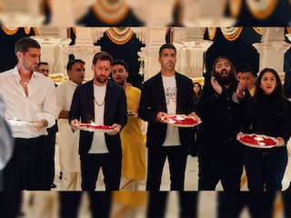 ഫുട്ബോൾ താരങ്ങൾ റോഡ്രിഗോ ഡി പോൾ, ലയണൽ മെസ്സി, ലൂയിസ് സുവാരസ്, വൻതാര സ്ഥാപകൻ അനന്ത് അംബാനി, ഭാര്യ രാധിക അംബാനി. (ചിത്രം: News18)