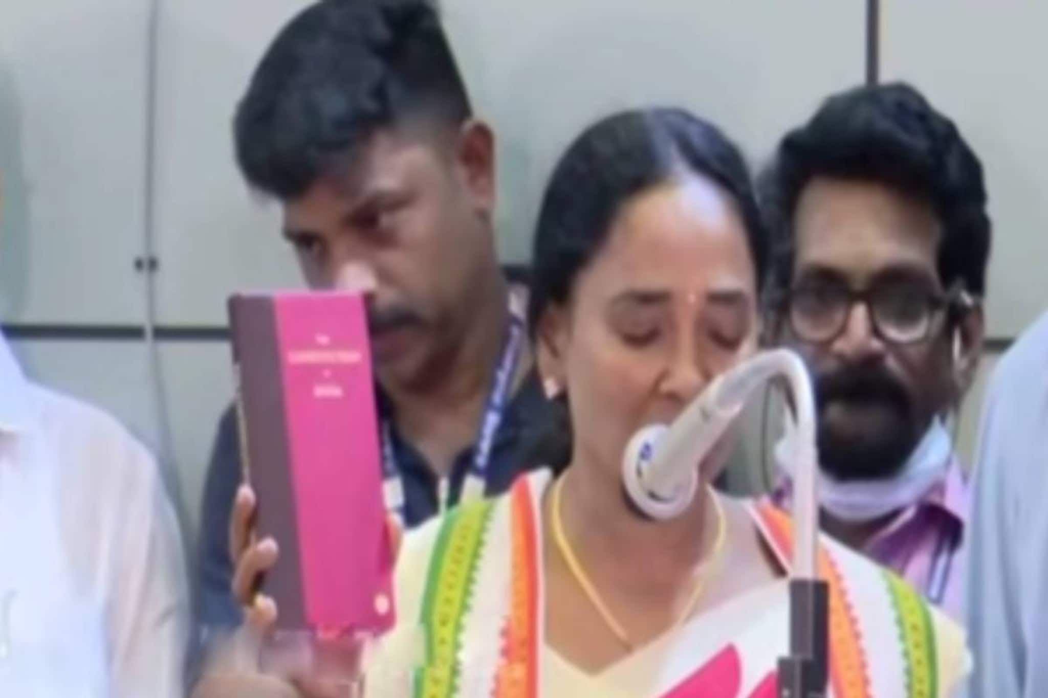 തിരുവനന്തപുരത്ത് സത്യപ്രതിജ്ഞക്ക് ശേഷം സ്വാമിയേ ശരണമയ്യപ്പാ വിളിച്ച് കോൺഗ്രസ് കൗൺസിലർ