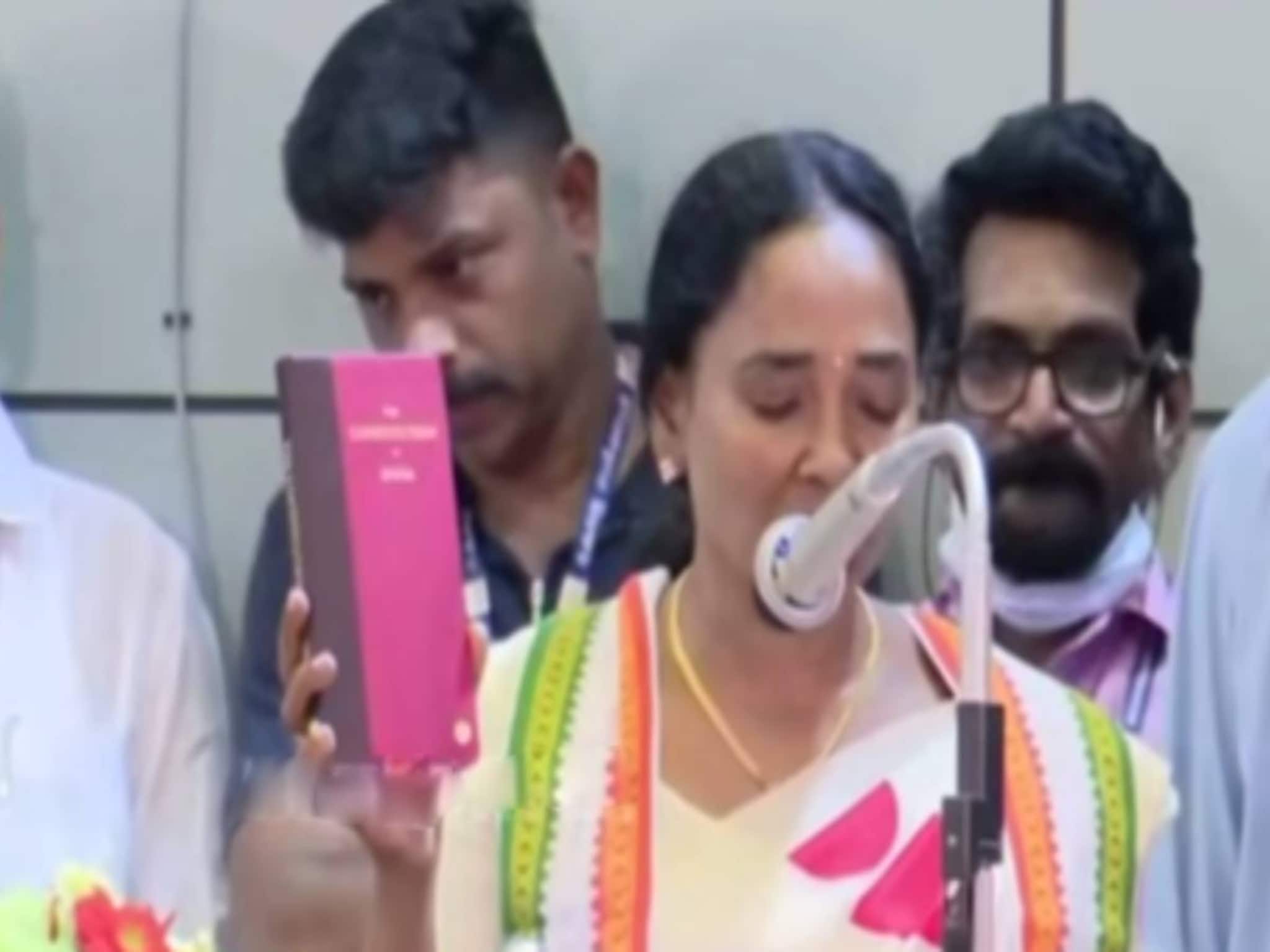 തിരുവനന്തപുരത്ത് സത്യപ്രതിജ്ഞക്ക് ശേഷം സ്വാമിയേ ശരണമയ്യപ്പാ വിളിച്ച് കോൺഗ്രസ് കൗൺസിലർ തിരുവനന്തപുരത്ത് സത്യപ്രതിജ്ഞക്ക് ശേഷം സ്വാമിയേ ശരണമയ്യപ്പാ വിളിച്ച് കോൺഗ്രസ് കൗൺസിലർ