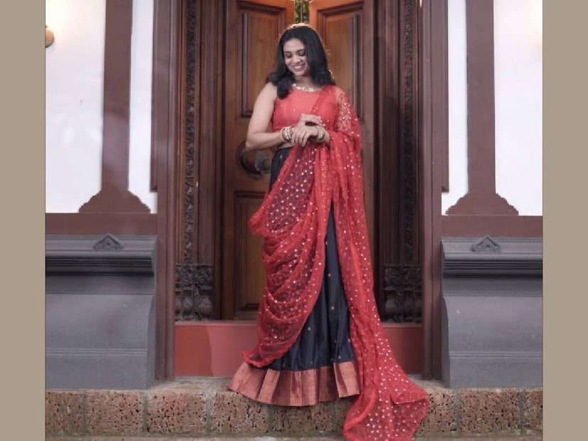 മീനാക്ഷി ദിലീപ് എന്ന താരപുത്രി പിന്നീട് അവരുടെ ഇൻസ്റ്റഗ്രാം പേജിലാണ് വന്നത്. മനോഹരമായ സാരി ധരിച്ച് ക്യാമറയ്ക്ക് മുന്നിൽ പോസ് ചെയ്യുന്ന മീനാക്ഷിയുടെ മുഖത്തു നിറപുഞ്ചിരി. ധരിച്ചിരിക്കുന്ന സാരി കാവ്യ മാധവന്റെ ബ്രാൻഡ് ലക്ഷ്യയുടെ ഉൽപ്പന്നമാണ്. കുറച്ചുകാലം മുൻപ് മീനാക്ഷിയെ അമ്മ മഞ്ജു വാര്യർ ഫോളോ ചെയ്യാൻ തുടങ്ങിയ കാര്യം ശ്രദ്ധ നേടിയിരുന്നു. അത് മാത്രമല്ല, മീനാക്ഷിയുടെ ചിത്രങ്ങൾ എല്ലാത്തിലും തന്നെ മഞ്ജു വാര്യർ ലൈക്ക് ചെയ്യാറുണ്ട്. ചില ചിത്രങ്ങൾ ഒഴികെ. ദിലീപിനെ പിറന്നാൾ ആശംസിച്ചു കൊണ്ട് മീനൂട്ടി അച്ഛനൊപ്പം പോസ്റ്റ് ചെയ്ത ചിത്രത്തിൽ മഞ്ജു വാര്യരുടെ ലൈക്ക് കാണാനാവില്ല 