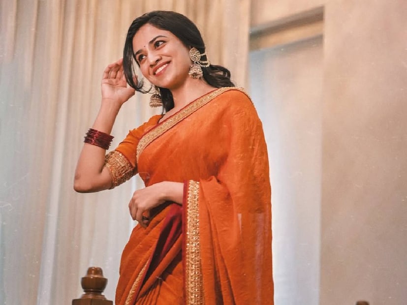 എട്ടുവർഷക്കാലം നീണ്ട കേസിൽ വെറുതേവിട്ടുവെന്ന വിധി വന്നയുടനെ ദിലീപ് കോടതിയിൽ നിന്നും നേരെ പോയത് കൊച്ചിയിലെ വീടായ പത്മസരോവരത്തിലേക്കാണ്. അവിടെ കാവ്യയും കുഞ്ഞ് മകൾ മഹാലക്ഷ്മിയും സഹോദരിയും കുടുംബവും ദിലീപിനെ വാരിപ്പുണർന്നു. ചില മാധ്യമങ്ങളുടെ ഡ്രോൺ ഷോട്ട് വഴി പകർത്തിയ ഈ ദൃശ്യങ്ങൾ ചാനലുകളിലൂടെ പൊതുജനവും കണ്ടു. അപ്പോഴും ആ വീഡിയോ ദൃശ്യങ്ങളിൽ എവിടെയും മീനാക്ഷി ദിലീപിനെ ആരും കണ്ടില്ല. ആകാശകാഴ്ചയായ ആ ഷോട്ടുകളിൽ ഏകദേശം മീനാക്ഷി എന്നോണം തോന്നിക്കുന്ന ഒരു പെൺകുട്ടി ഉണ്ടായിരുന്നുവെങ്കിലും, അത് മീനാക്ഷി ആയിരുന്നില്ല (തുടർന്ന് വായിക്കുക)