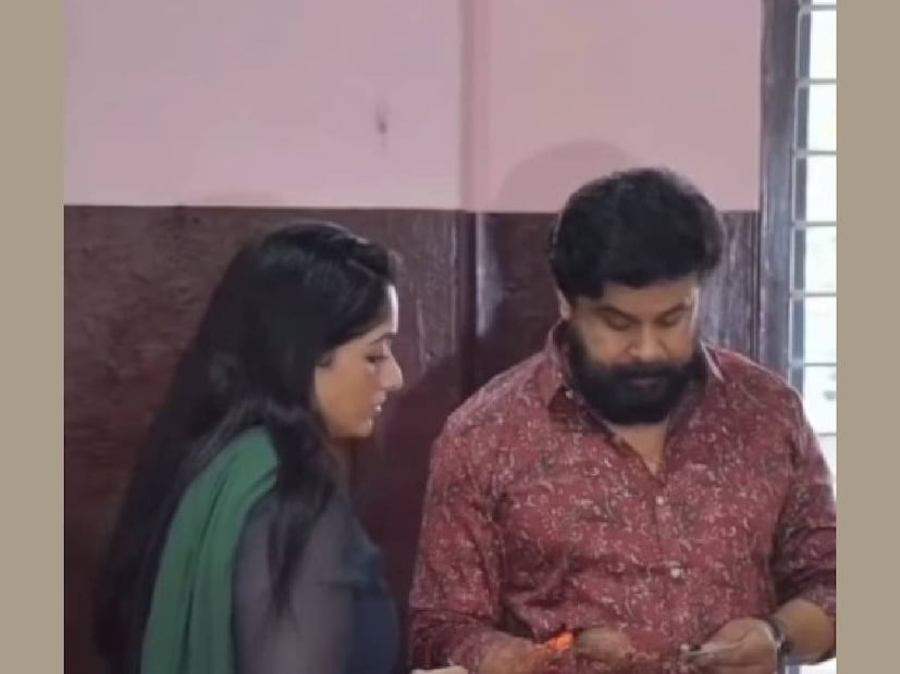 വിധിവന്നതിന് തൊട്ടടുത്ത ദിവസം നടൻ ദിലീപ് ഭാര്യ കാവ്യാ മാധവനൊപ്പം തദ്ദേശസ്വയംഭരണ സ്ഥാപനങ്ങളിലേക്കുള്ള തെരഞ്ഞെടുപ്പിന് വോട്ട് ചെയ്യാൻ വന്നിരുന്നു. മുൻവർഷങ്ങളിൽ ദിലീപിനൊപ്പം അമ്മയെ കാണാറുണ്ടായിരുന്നു. ദിലീപിനെയും കാവ്യാ മാധവനെയും വളഞ്ഞ മാധ്യമങ്ങൾക്ക് മുന്നിൽ അവർ പ്രതിരിക്കാതെ മടങ്ങുകയായിരുന്നു 