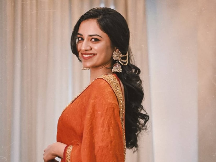 ഒരുപക്ഷേ അത് മീനാക്ഷി ആയിരുന്നെങ്കിൽ, താരപുത്രിയുടെ പേരിൽ വാർത്തകൾ നിറയുമായിരുന്നു. അച്ഛനെ വാരിപ്പുണരുന്ന മീനൂട്ടിയുടെ ചിത്രങ്ങൾ വൈറലും. മീനാക്ഷി കൂടെയില്ല എങ്കിൽ പോലും ആ ദൃശ്യങ്ങൾ സോഷ്യൽ മീഡിയ ഫാൻസ്‌ പേജുകൾ വഴി വലിയ രീതിയിൽ പ്രചരിക്കുകയാണ്‌. അച്ഛനെ കണ്ട സന്തോഷത്തിൽ ഓടിയണഞ്ഞ ഇളയമകൾ മാമാട്ടി എന്ന മഹാലക്ഷ്മിയെ ദിലീപ് കൈകളിലെടുത്ത് ഓമനിക്കുന്ന ദൃശ്യവും കാണാം. സഹോദരിക്കും ജ്യേഷ്‌ഠന്റെ സന്തോഷം നിറഞ്ഞ മുഖം കണ്ടപ്പോഴുള്ള ആനന്ദം പ്രകടമായിരുന്നു