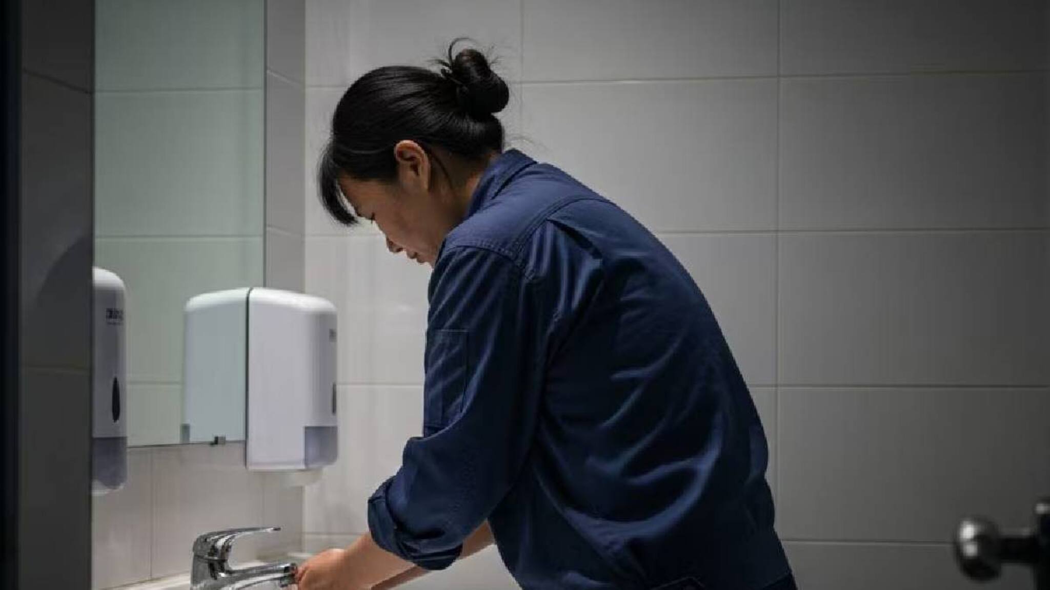 ഓഫിസിലെ ബാത്ത്റൂമിൽ മണിക്കൂറുകള്‍ ചെലവഴിക്കുന്ന എഞ്ചിനീയർക്ക് പണി പോയി