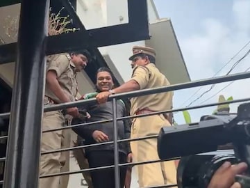 രാഹുൽ ഈശ്വറിനെ തെളിവെടുപ്പിനായി വീട്ടിൽ എത്തിച്ചപ്പോൾ