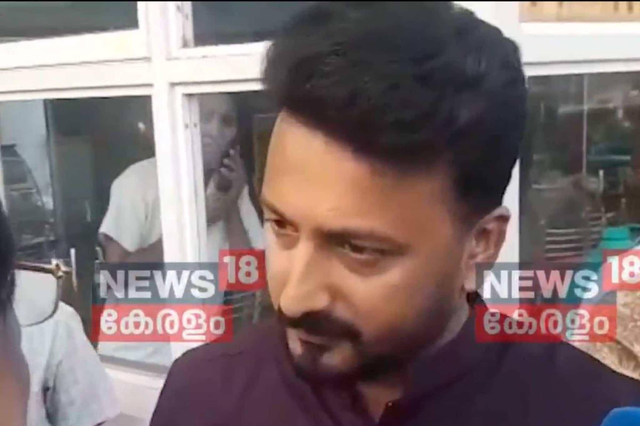 ചായ കുടിച്ച് രാഹുൽ; കോഴിയുമായി പ്രതിഷേധക്കാർ; ബൊക്കെയുമായി കോൺഗ്രസ് പ്രവർത്തകർ ചായ കുടിച്ച് രാഹുൽ; കോഴിയുമായി പ്രതിഷേധക്കാർ; ബൊക്കെയുമായി കോൺഗ്രസ് പ്രവർത്തകർ