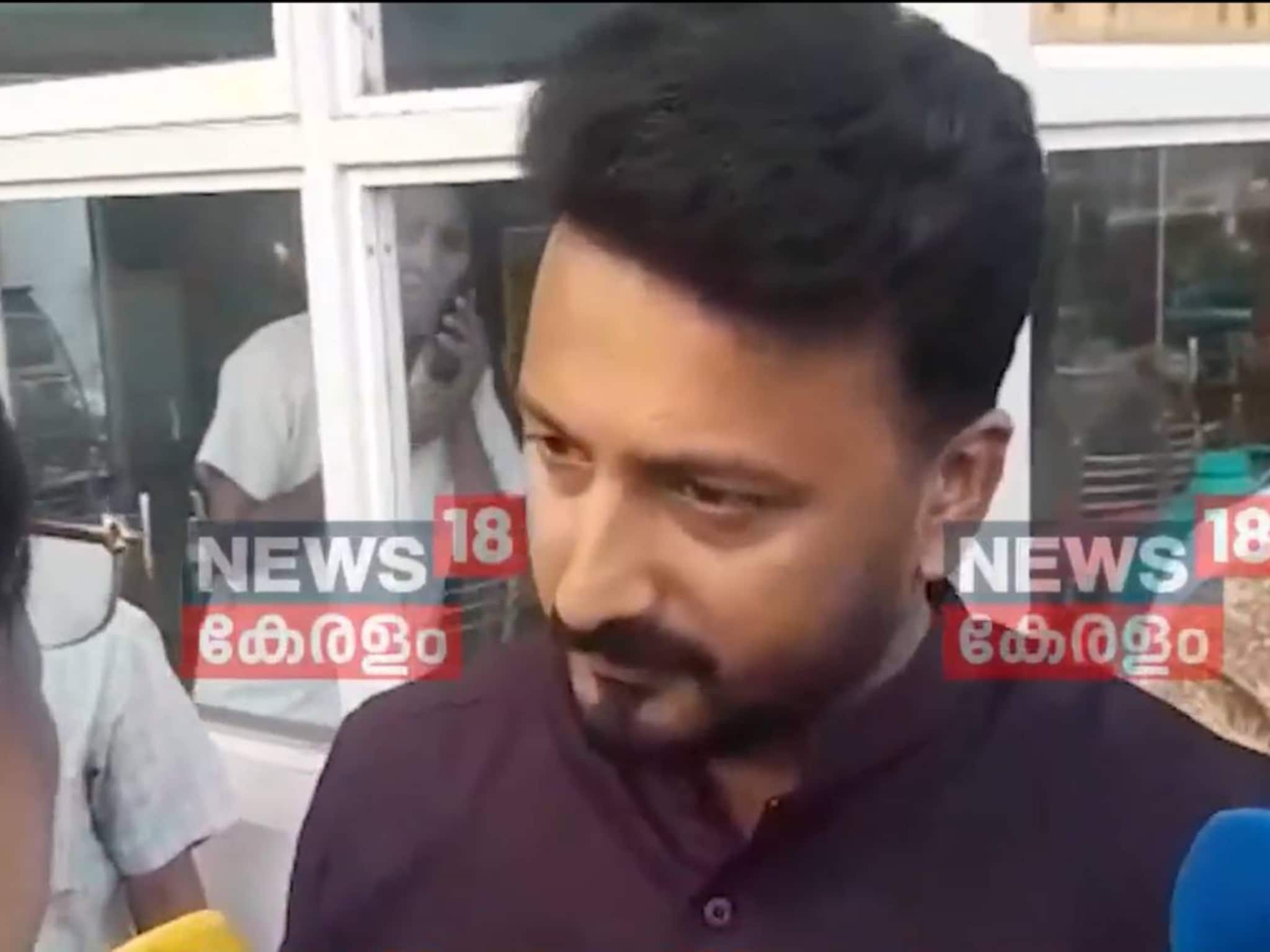 ചായ കുടിച്ച് രാഹുൽ; കോഴിയുമായി പ്രതിഷേധക്കാർ; ബൊക്കെയുമായി കോൺഗ്രസ് പ്രവർത്തകർ ചായ കുടിച്ച് രാഹുൽ; കോഴിയുമായി പ്രതിഷേധക്കാർ; ബൊക്കെയുമായി കോൺഗ്രസ് പ്രവർത്തകർ