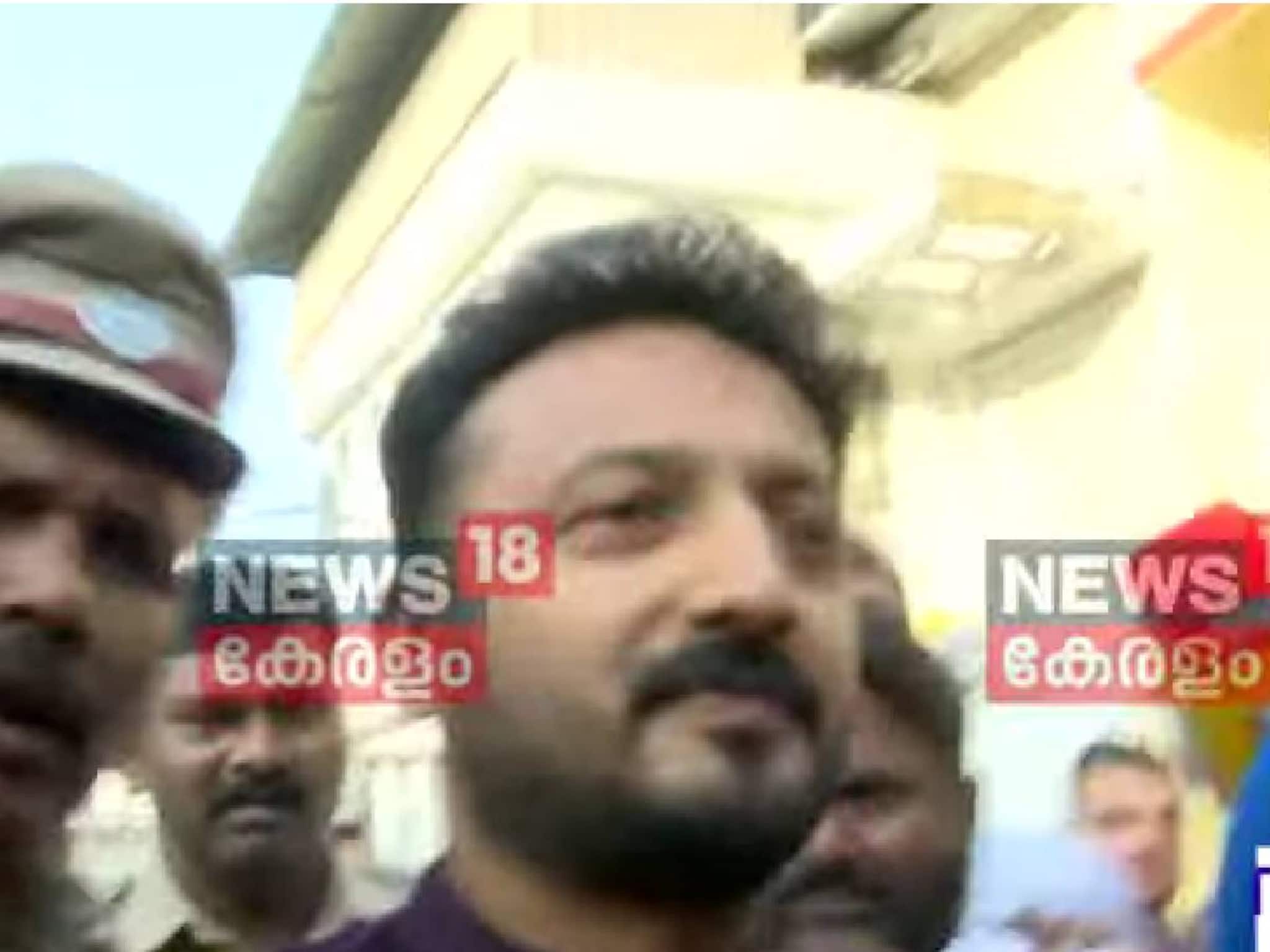 മുങ്ങിയ രാഹുൽ പൊങ്ങി; ഒളിവിൽ നിന്നും സമ്മതിദാനാവകാശം വിനിയോഗിക്കാൻ പാലക്കാട് എംഎൽഎ എത്തി മുങ്ങിയ രാഹുൽ പൊങ്ങി; ഒളിവിൽ നിന്നും സമ്മതിദാനാവകാശം വിനിയോഗിക്കാൻ പാലക്കാട് എംഎൽഎ എത്തി