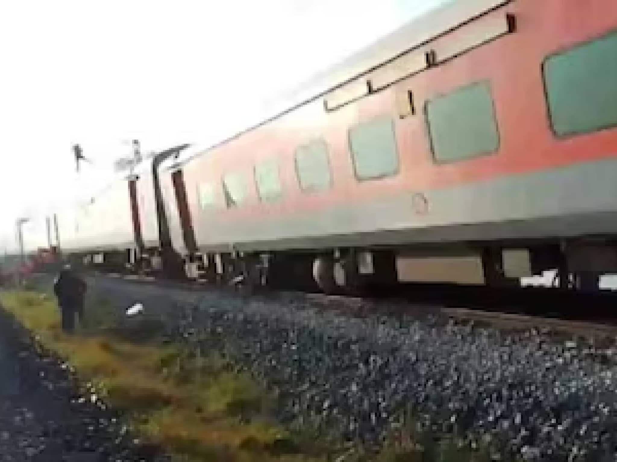 രാജധാനി എക്സ്പ്രസ് ഇടിച്ച് എട്ട് ആനകള് ചരിഞ്ഞു; അഞ്ച് കോച്ചുകള് പാളം തെറ്റി രാജധാനി എക്സ്പ്രസ് ഇടിച്ച് എട്ട് ആനകള് ചരിഞ്ഞു; അഞ്ച് കോച്ചുകള് പാളം തെറ്റി