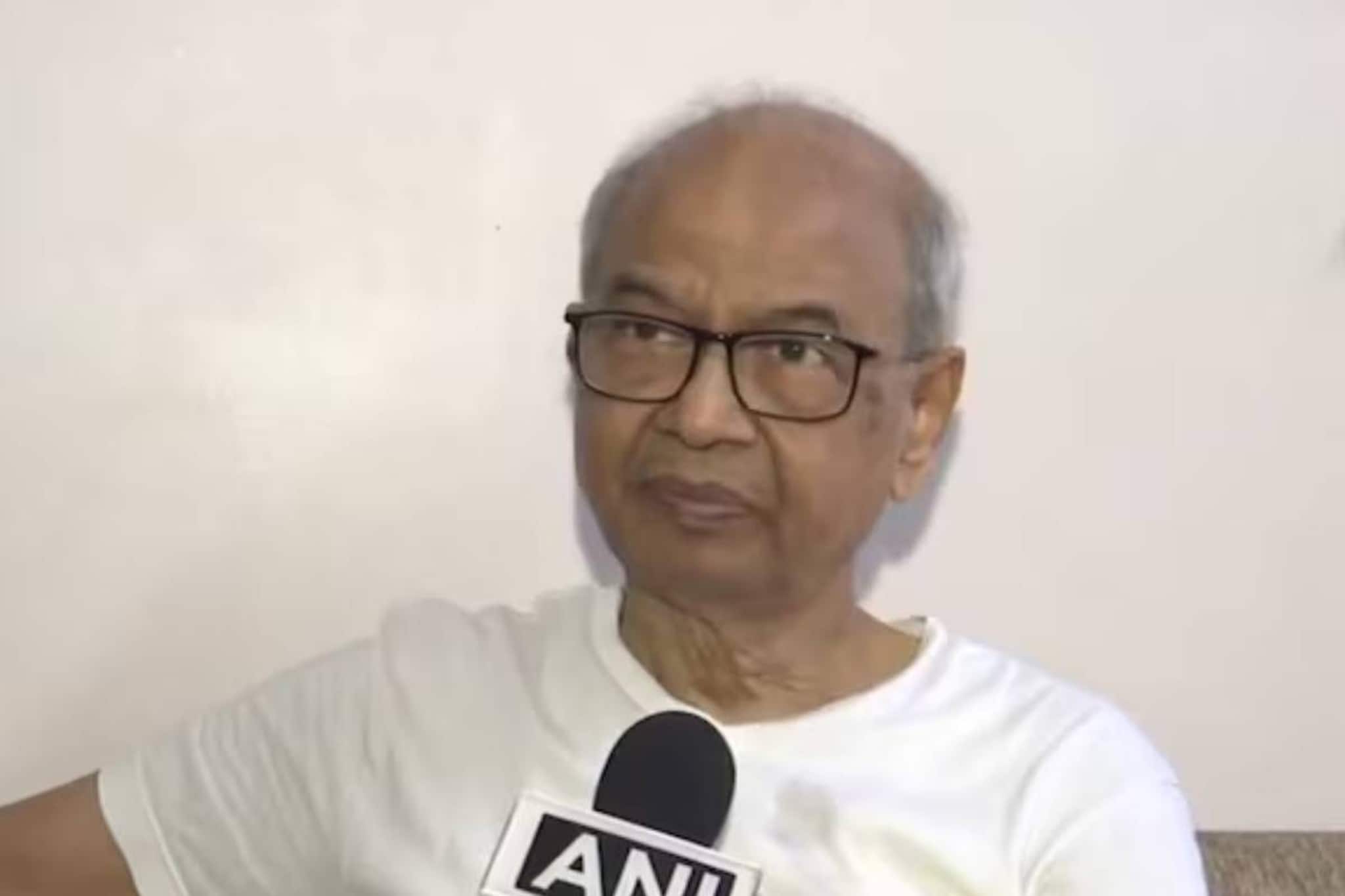 സുപ്രീംകോടതി ചീഫ് ജസ്റ്റിസിനെതിരെ ഷൂ എറിഞ്ഞ രാകേഷ് കിഷോറിന് ഡൽഹി കോടതിയിൽ മർദനമേറ്റു സുപ്രീംകോടതി ചീഫ് ജസ്റ്റിസിനെതിരെ ഷൂ എറിഞ്ഞ രാകേഷ് കിഷോറിന് ഡൽഹി കോടതിയിൽ മർദനമേറ്റു