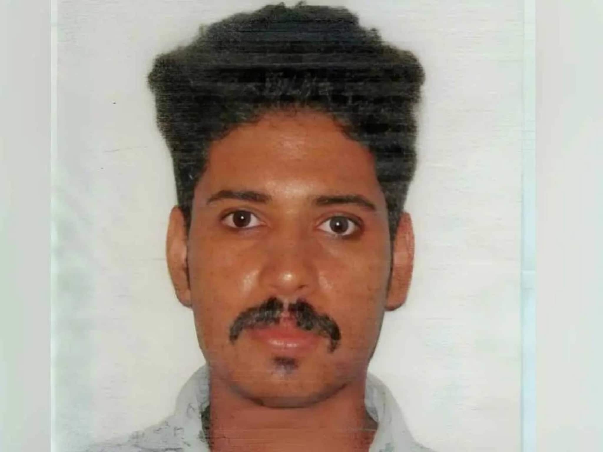 റാസല്ഖൈമയിൽ മഴ നനയാതിരിക്കാൻ കെട്ടിടത്തിൽ കയറിയ മലയാളി ശക്തമായ കാറ്റിൽ കല്ല് ദേഹത്ത് വീണ് മരിച്ചു റാസല്ഖൈമയിൽ മഴ നനയാതിരിക്കാൻ കെട്ടിടത്തിൽ കയറിയ മലയാളി ശക്തമായ കാറ്റിൽ കല്ല് ദേഹത്ത് വീണ് മരിച്ചു