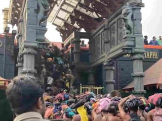 ശബരിമല നട തുറന്നതിന് പിന്നാലെ ഭക്തരെ പ്രവേശിപ്പിച്ചപ്പോൾ 