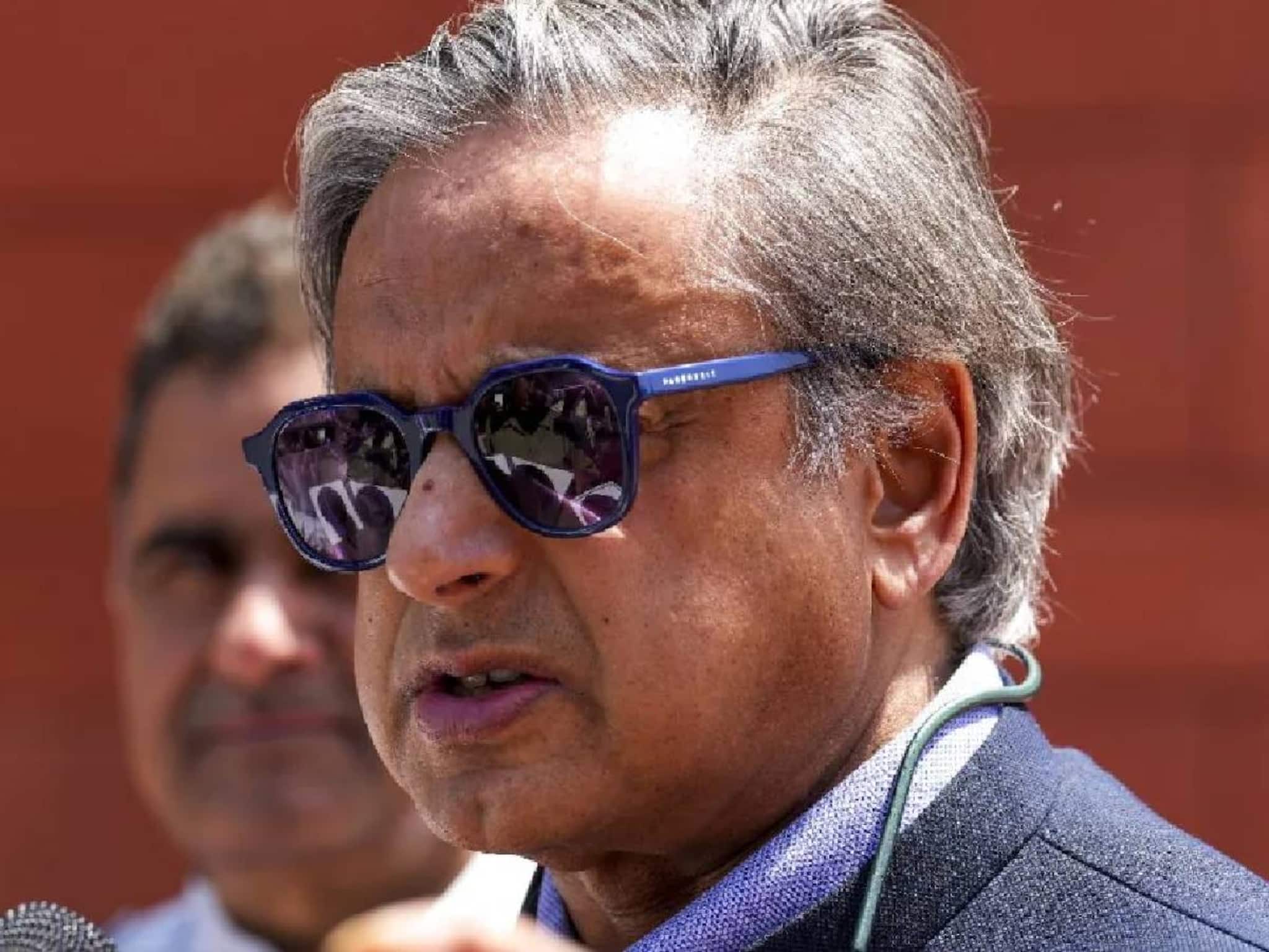 'സംഘടന ശക്തിപ്പെടുത്തണം'; ബിജെപി-ആർഎസ്എസ് പ്രശംസാ വിവാദങ്ങൾക്കിടെ ദിഗ്‌വിജയ് സിംഗിനെ പിന്തുണച്ച് ശശി തരൂർ