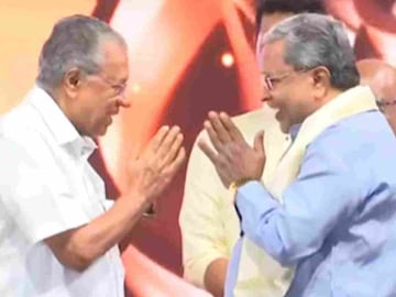 ശിവഗിരി വേദിയില് പിണറായിയും സിദ്ധരാമയ്യയും ശിവഗിരി വേദിയില് പിണറായിയും സിദ്ധരാമയ്യയും