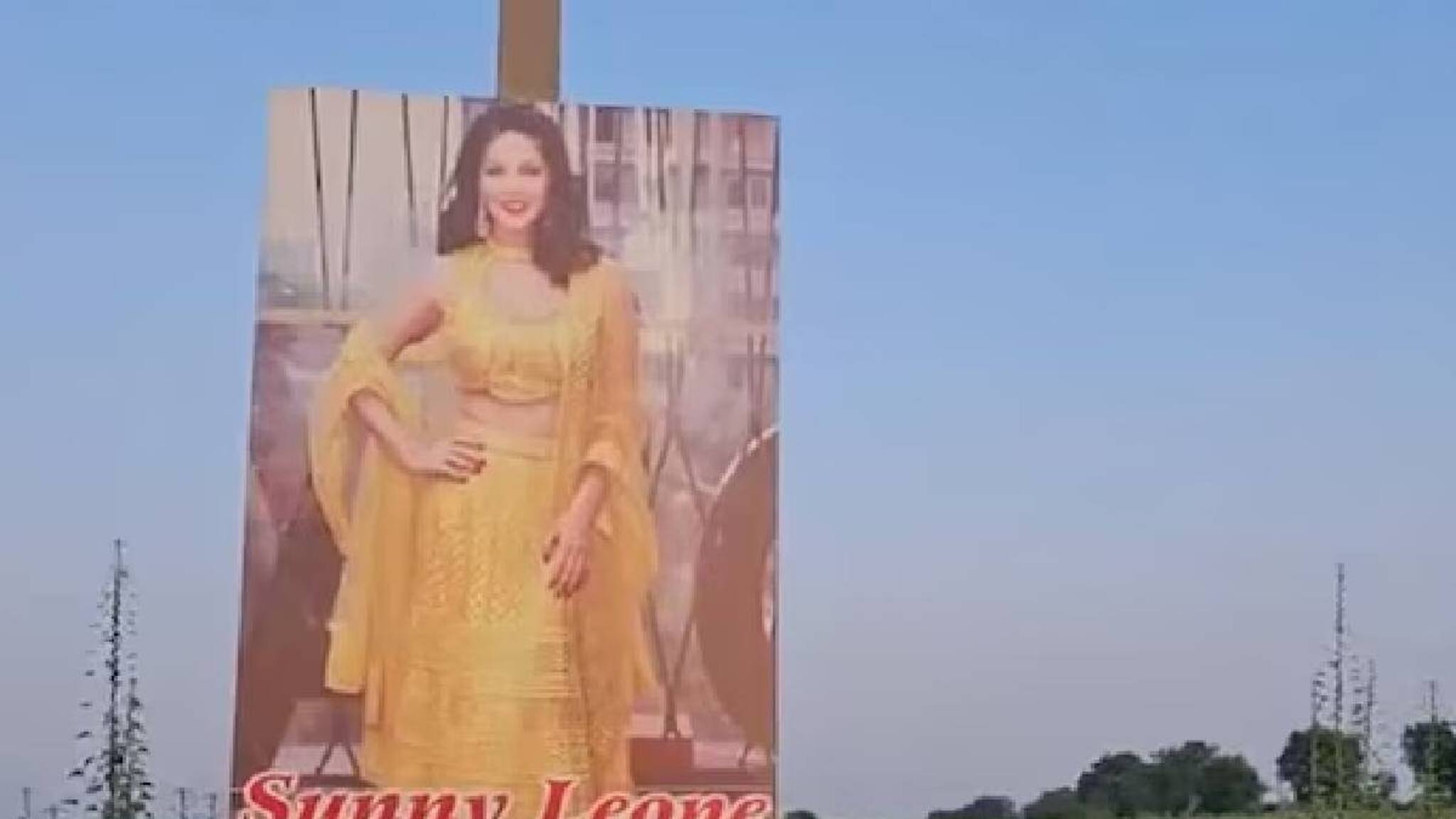 പാടത്ത് സണ്ണി ലിയോണി നിൽക്കുന്നത് കൃഷിക്ക് കണ്ണ് തട്ടാതിരിക്കാനോ കാക്കയെ ഓടിക്കാനോ?